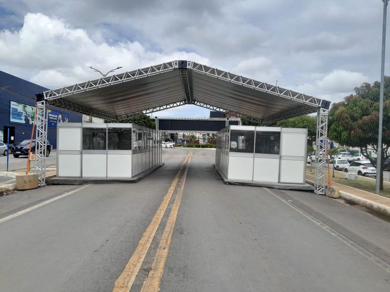 Cobertura em box-truss com stands modulares