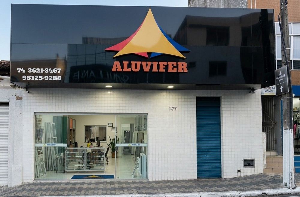 Fachada da Aluvifer na Rua Manoel Novaes, em Jacobina