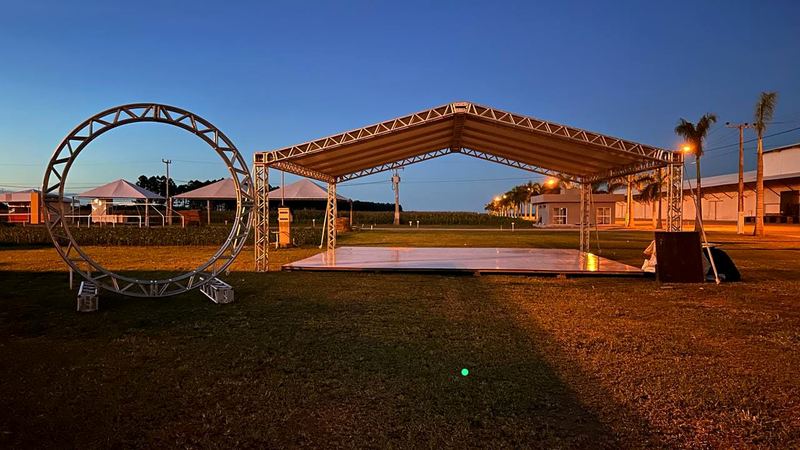 Palco em box-truss com arco de entrada