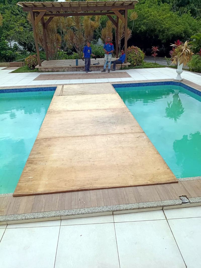 Passarela sobre piscina