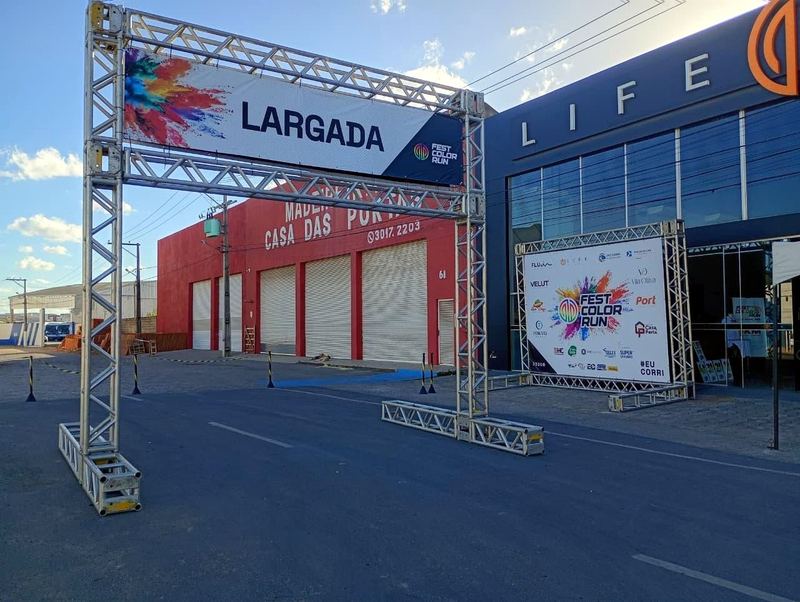Pórtico de largada em box-truss e toldos chapéu de bruxa