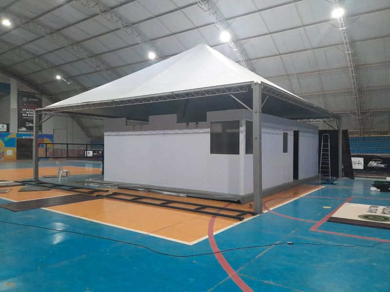 Toldo chapéu de bruxa com stand modular em ginásio