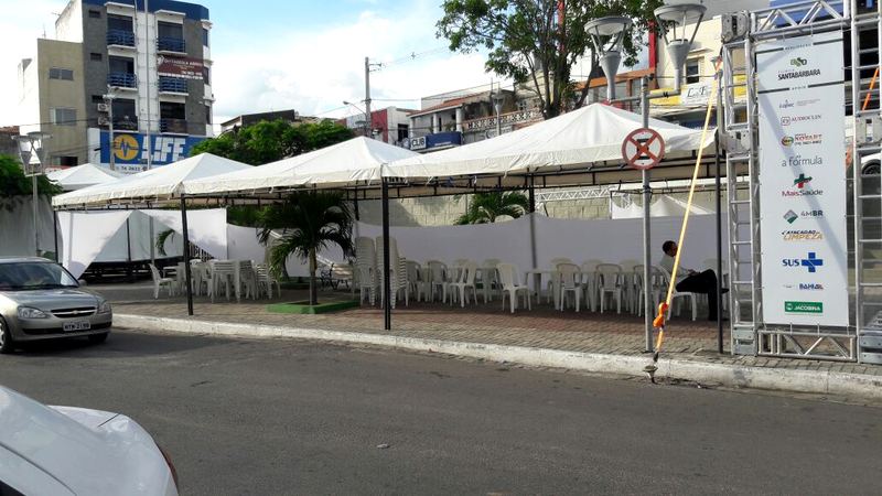 Sequência de toldos chapéu de bruxa