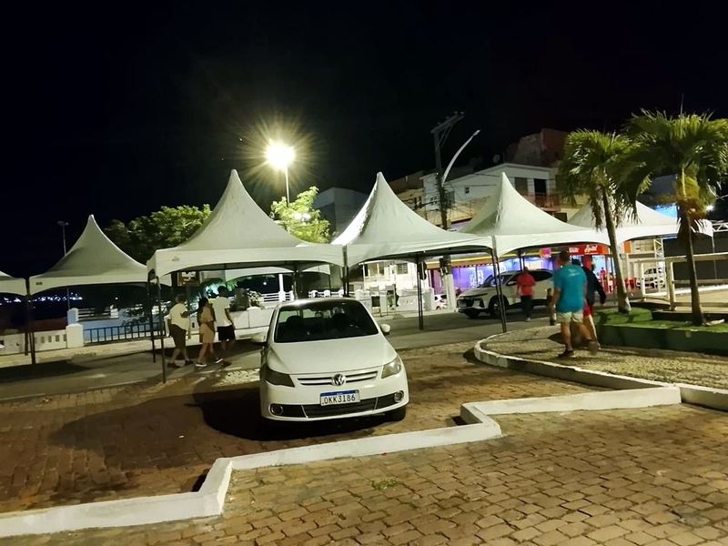 Toldos chapéu de bruxa à noite